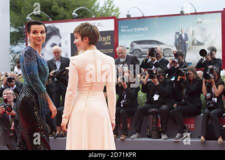 Juliette Binoche e Lou de Laage arrivano alla prima di l'attesa, al 72esimo Festival del Cinema di Venezia. Foto Stock