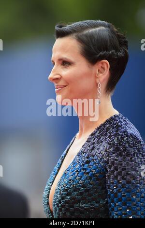 Juliette Binoche arriva alla prima di l'attesa, al 72esimo Festival del Cinema di Venezia, Italia. Foto Stock