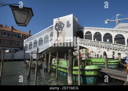 Il Ponte di Rialto a Venezia, Italia, che presenta in modo controverso un'accaparramento pubblicitario di Diesel durante il suo restauro. Foto Stock
