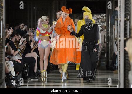 PAM Hogg sulla pista dopo la sua sfilata di moda, si è tenuta presso la sede della Fashion Scout a Covent Garden, Londra come parte della London Fashion Week Primavera/Estate 2016. Foto Stock