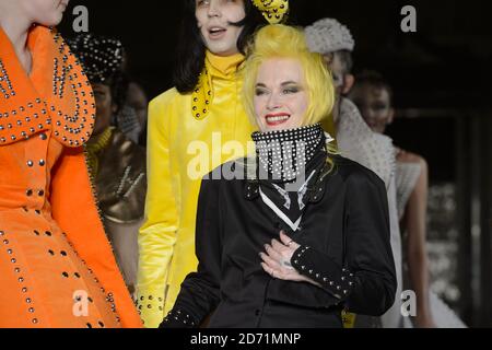 PAM Hogg sulla pista dopo la sua sfilata di moda, si è tenuta presso la sede della Fashion Scout a Covent Garden, Londra come parte della London Fashion Week Primavera/Estate 2016. Foto Stock