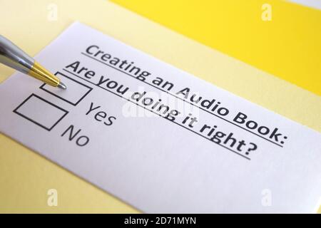 Una persona sta rispondendo alla domanda sulla creazione di un audiolibro. Foto Stock
