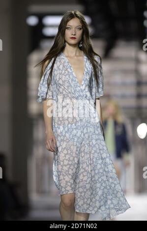 Modelli sulla passerella alla sfilata di moda unica TopShop, tenutasi al QEII Center di Londra, come parte della London Fashion Week Primavera/Estate 2016. Foto Stock