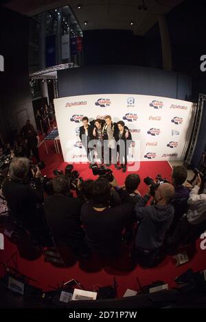 (Da sinistra a destra) James McVey, Connor Ball, Tristan Evans e Bradley Simpson dei vamps raffigurati durante la capitale FM Jingle Bell Ball 2015 presso la O2 Arena, Londra. Foto Stock