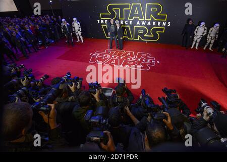 Harrison Ford e Peter Mayhew partecipano alla prima di 'Star Wars: The Force Awakens' a Leicester Square, Londra Foto Stock