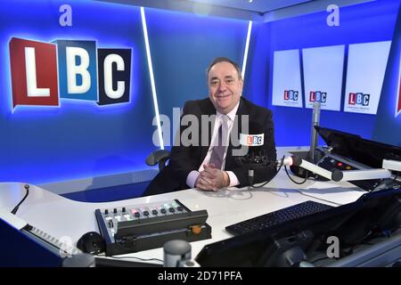 Alex Salmond ha ritratto negli studi LBC di Londra, dove ospiterà il suo show settimanale a partire dal 13 gennaio. "The Alex Salmond Phone-in on LBC" sarà attivo ogni mercoledì dalle 16:00 alle 16:30, durante lo spettacolo di Iain Daleâ€™. Foto Stock