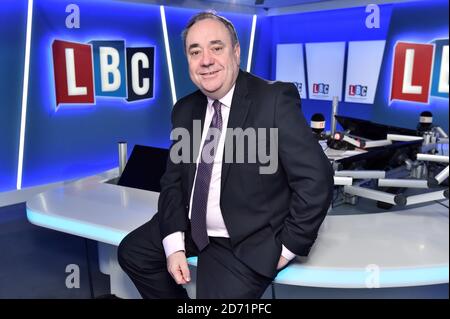 Alex Salmond ha ritratto negli studi LBC di Londra, dove ospiterà il suo show settimanale a partire dal 13 gennaio. "The Alex Salmond Phone-in on LBC" sarà attivo ogni mercoledì dalle 16:00 alle 16:30, durante lo spettacolo di Iain Daleâ€™. Foto Stock