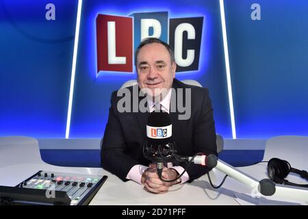 Alex Salmond ha ritratto negli studi LBC di Londra, dove ospiterà il suo show settimanale a partire dal 13 gennaio. "The Alex Salmond Phone-in on LBC" sarà attivo ogni mercoledì dalle 16:00 alle 16:30, durante lo spettacolo di Iain Daleâ€™. Foto Stock