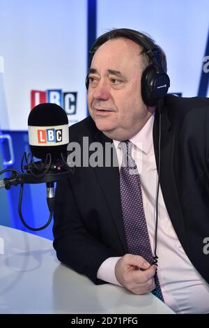 Alex Salmond ha ritratto negli studi LBC di Londra, dove ospiterà il suo show settimanale a partire dal 13 gennaio. "The Alex Salmond Phone-in on LBC" sarà attivo ogni mercoledì dalle 16:00 alle 16:30, durante lo spettacolo di Iain Daleâ€™. Foto Stock