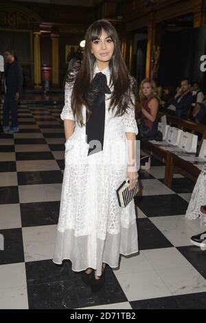 Zara Martin in prima fila durante lo show di Bora Aksu Autunno/Inverno 2016 London Fashion Week, presso la St Andrew's Church di Holborn, Londra. Foto Stock