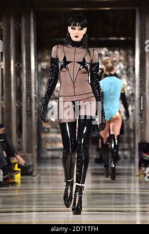 Modelli sulla passerella durante lo spettacolo Pam Hogg Autunno/Inverno 2016 London Fashion Week, presso la Freemason's Hall di Londra Foto Stock