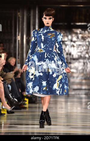 Modelli sulla passerella durante lo spettacolo Pam Hogg Autunno/Inverno 2016 London Fashion Week, presso la Freemason's Hall di Londra Foto Stock