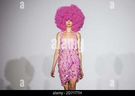 Modelli sulla passerella durante lo spettacolo Ashish Autunno/Inverno 2016 London Fashion Week, presso la sede del BFC a Soho, Londra Foto Stock