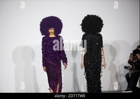 Modelli sulla passerella durante lo spettacolo Ashish Autunno/Inverno 2016 London Fashion Week, presso la sede del BFC a Soho, Londra Foto Stock