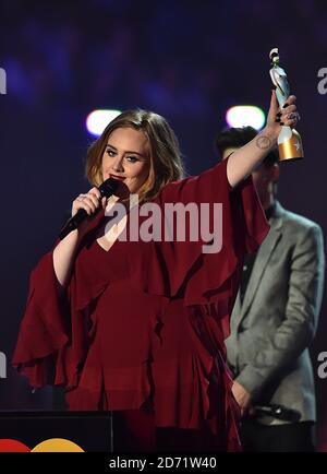 Adele con il premio per il miglior artista britannico Femlae solo sul palco durante i 2016 Brit Awards alla O2 Arena di Londra. Foto Stock