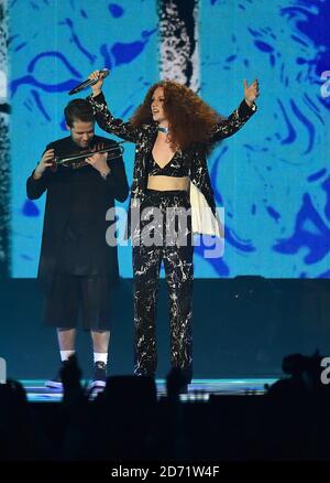 Jess Glynne in scena durante i 2016 Brit Awards all'O2 Arena di Londra. Foto Stock