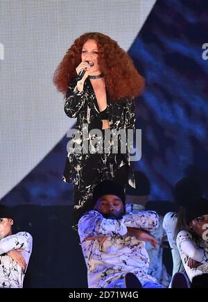 Jess Glynne in scena durante i 2016 Brit Awards all'O2 Arena di Londra. Foto Stock