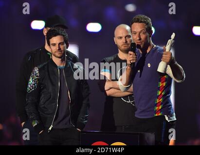 Coldplay con il premio per il miglior gruppo britannico sul palco durante i Brit Awards 2016 all'O2 Arena di Londra. Foto Stock