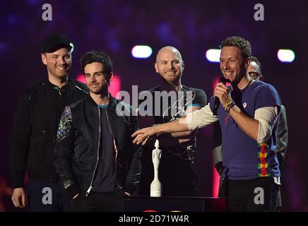 Coldplay con il premio per il miglior gruppo britannico sul palco durante i Brit Awards 2016 all'O2 Arena di Londra. Foto Stock