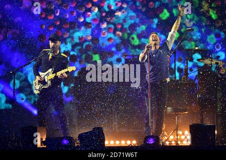 Coldplay sul palco durante i 2016 Brit Awards all'O2 Arena di Londra. Foto Stock