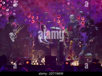 Coldplay sul palco durante i 2016 Brit Awards all'O2 Arena di Londra. Foto Stock