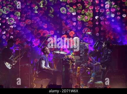 Coldplay sul palco durante i 2016 Brit Awards all'O2 Arena di Londra. Foto Stock