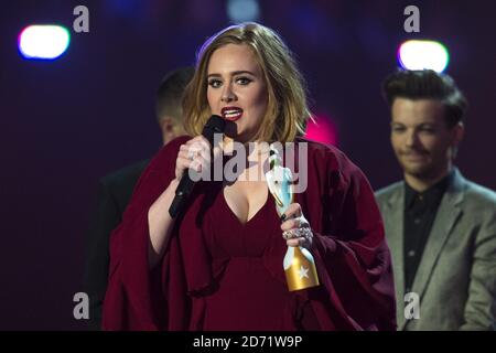 Adele con il premio per il miglior artista britannico Femlae solo sul palco durante i 2016 Brit Awards alla O2 Arena di Londra. Foto Stock