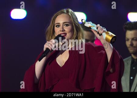 Adele con il premio per il miglior artista britannico Femlae solo sul palco durante i 2016 Brit Awards alla O2 Arena di Londra. Foto Stock