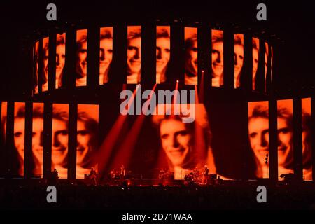 Un tributo a David Bowie ai 2016 Brit Awards all'O2 Arena di Londra. Foto Stock