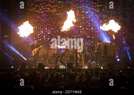 Coldplay in scena al 2016 Brit Awards presso la O2 Arena di Londra. Foto Stock