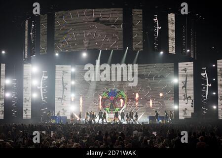 Little Mix in scena al 2016 Brit Awards presso la O2 Arena di Londra. Foto Stock