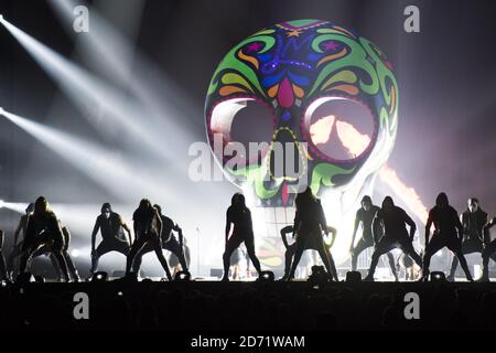 Little Mix in scena al 2016 Brit Awards presso la O2 Arena di Londra. Foto Stock