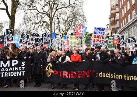 Il primo ministro scozzese Nicola Sturgeon si unisce ai manifestanti in un raduno di protesta Stop Trident a Londra. Foto Stock