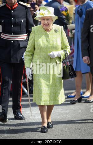 La Regina Elisabetta II accoglie le folle fuori dal Castello di Windsor nel Berkshire mentre celebra il suo 90° compleanno. Il credito fotografico dovrebbe essere: Matt Crossick/ EMPICS Entertainment Foto Stock