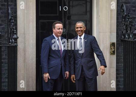 Il presidente AMERICANO Barack Obama arriva al numero 10 di Downing Street, Londra, salutato dal primo ministro britannico David Cameron. Foto Stock