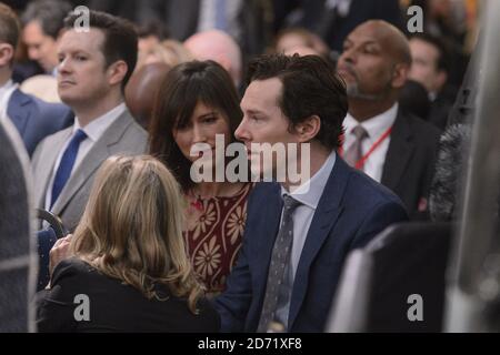 Benedetto Cumberbatch e la moglie Sophie Hunter guardano il presidente degli Stati Uniti Barack Obama durante un evento del Municipio, dove ha dato domande da un pubblico di giovani provenienti da giovani leader britannici, alla Royal Horticultural Society di Westminster, Londra. Foto Stock