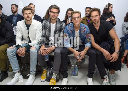 Jim Chapman, Darren Kennedy, Oliver Proudlock e Andrew Cooper in prima fila alla sfilata di moda Christopher Raeburn, tenutasi al BFC Venue su 180 Strand come parte di London Collections: Men, Foto Stock