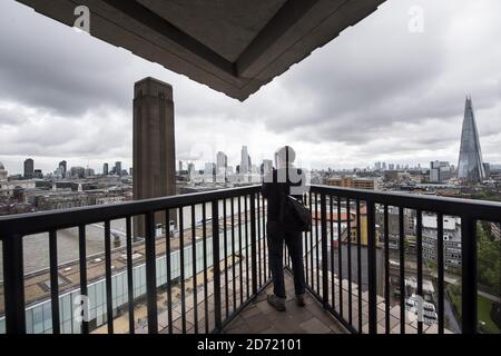 Vista generale dello skyline di Londra dalla galleria panoramica della Switch House, la nuova ala di Tate Modern a Londra, che apre venerdì 17 giugno. Foto Stock