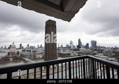 Vista generale dello skyline di Londra dalla galleria panoramica della Switch House, la nuova ala di Tate Modern a Londra, che apre venerdì 17 giugno. Foto Stock