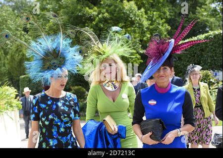 Atmosfera durante il secondo giorno del Royal Ascot 2016, presso l'ippodromo di Ascot. Foto Stock