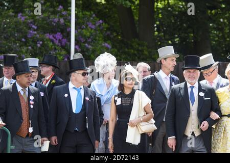 Atmosfera durante il secondo giorno del Royal Ascot 2016, presso l'ippodromo di Ascot. Foto Stock