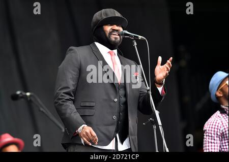 Gregory Porter si esibisce sull'altro palco al festival di Glastonbury, presso la Worthy Farm di Somerset. Foto Stock