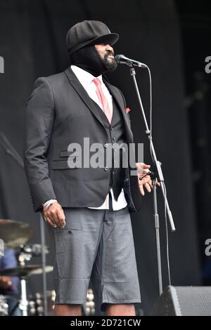 Gregory Porter si esibisce sull'altro palco al festival di Glastonbury, presso la Worthy Farm di Somerset. Foto Stock