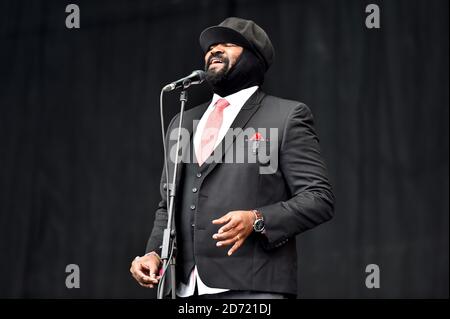 Gregory Porter si esibisce sull'altro palco al festival di Glastonbury, presso la Worthy Farm di Somerset. Foto Stock