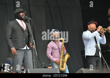 Gregory Porter si esibisce sull'altro palco al festival di Glastonbury, presso la Worthy Farm di Somerset. Foto Stock