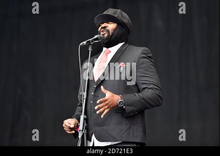 Gregory Porter si esibisce sull'altro palco al festival di Glastonbury, presso la Worthy Farm di Somerset. Foto Stock