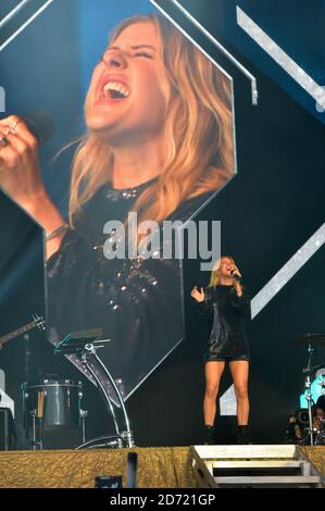 Ellie Goulding si esibisce sul palco di Pyramid al festival di Glastonbury, presso la Worthy Farm di Somerset. Foto Stock