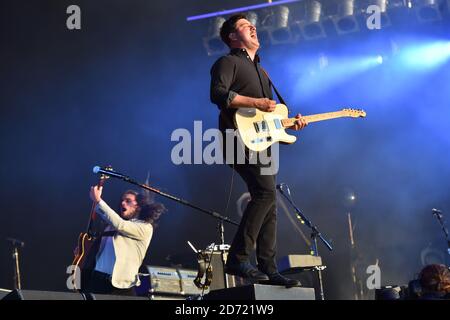 Marcus Mumford si esibisce con Mumford e i figli al festival britannico del periodo estivo di Hyde Park, Londra. Foto Stock