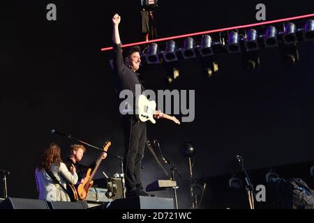 Marcus Mumford si esibisce con Mumford e i figli al festival britannico del periodo estivo di Hyde Park, Londra. Foto Stock