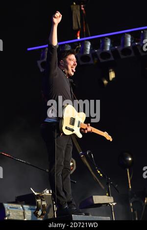 Marcus Mumford si esibisce con Mumford e i figli al festival britannico del periodo estivo di Hyde Park, Londra. Foto Stock